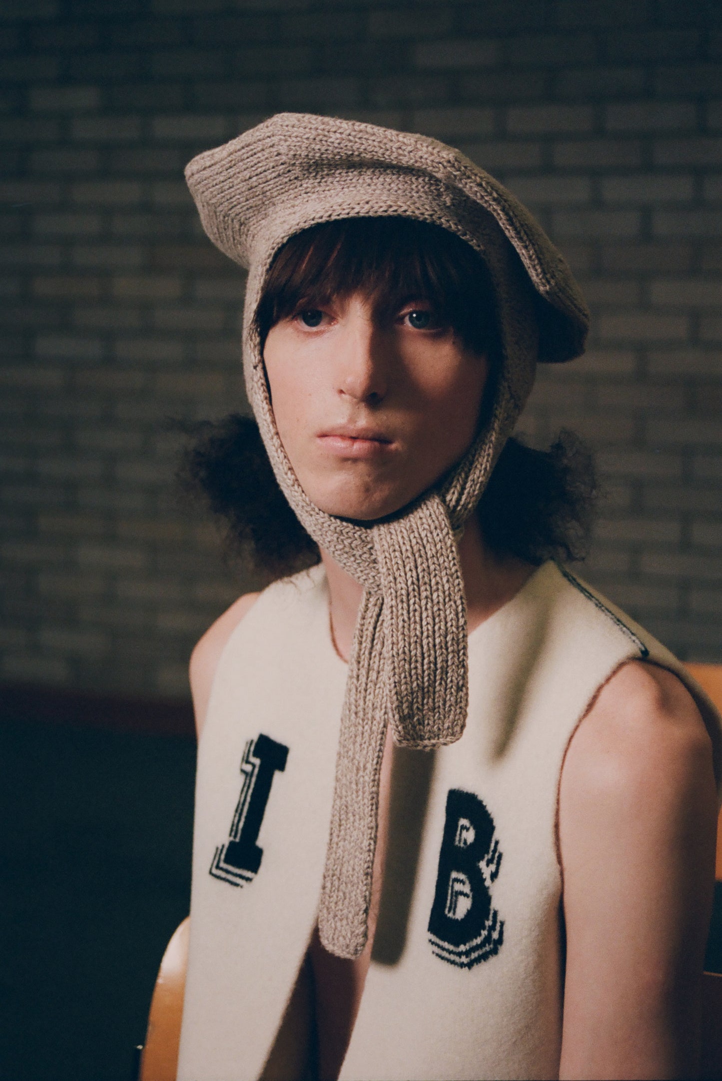 Model wearing classic hat in Tweed Beige
