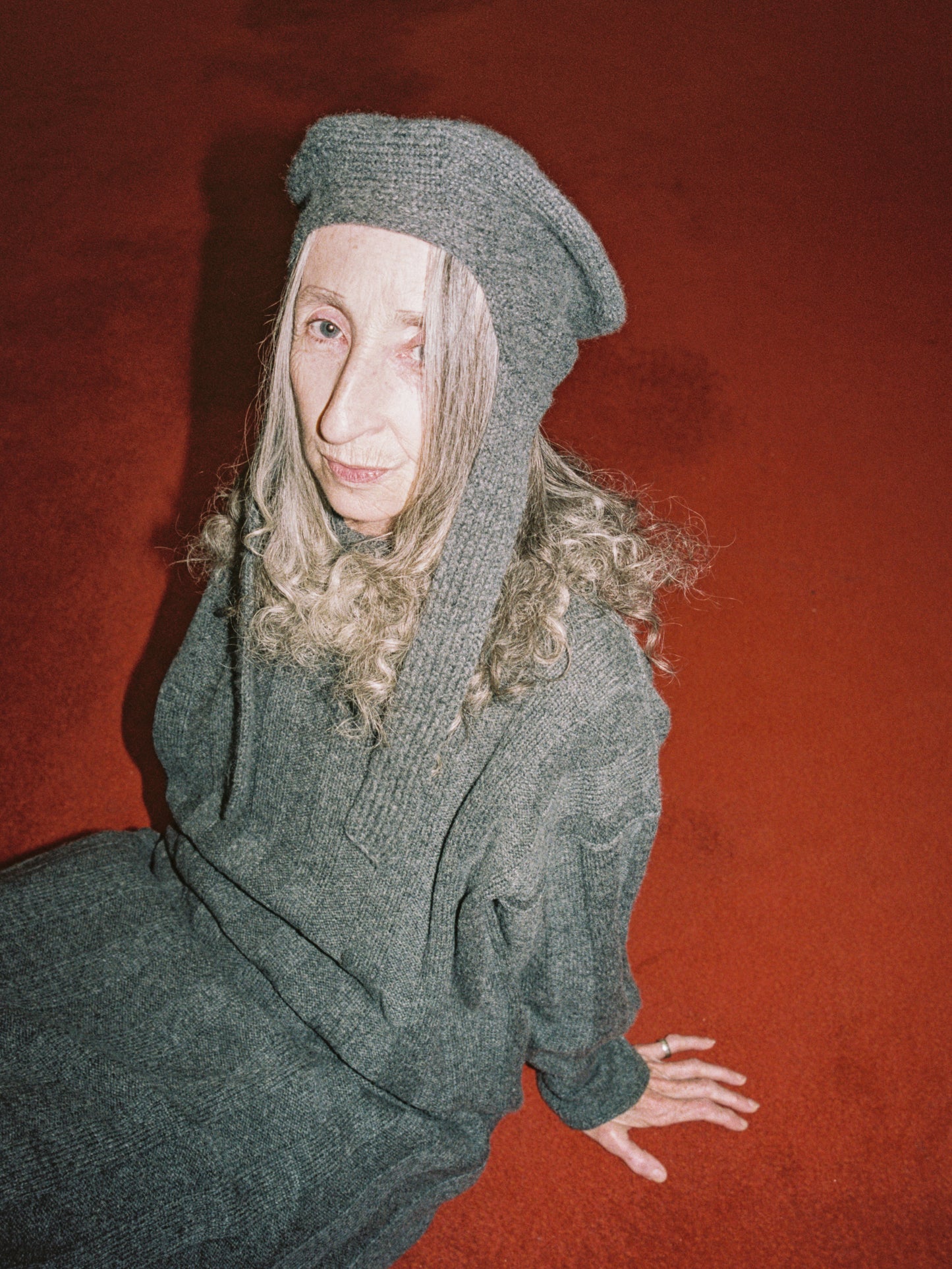 Model wearing classic hat in Mid-grey with Wide-rib robe in grey